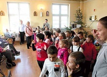 ▲	Dziadkowie i babcie spotkali się z dziećmi z pobliskiego przedszkola.