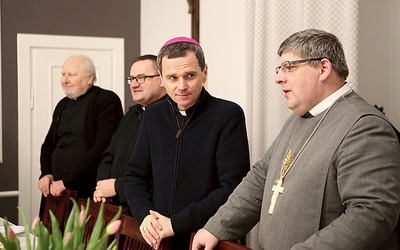 ▲	Bp Mirosław Milewski i bp Karol M. Babi, biskup naczelny Starokatolickiego Kościoła Mariawitów, na agapie kończącej wydrzenia w Płocku.