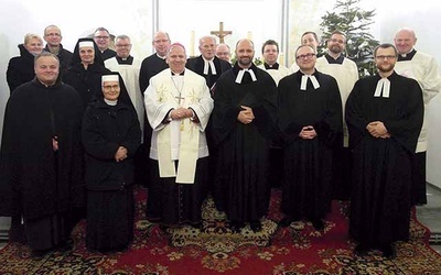 Wspólne zdjęcie uczestników spotkania ekumenicznego. W środku pierwszego rzędu bp Jan Kopiec, który wygłosił kazanie, i gospodarz nabożeństwa ks. Andrzej Wójcik. 