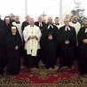 Wspólne zdjęcie uczestników spotkania ekumenicznego. W środku pierwszego rzędu bp Jan Kopiec, który wygłosił kazanie, i gospodarz nabożeństwa ks. Andrzej Wójcik. 