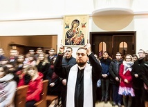 Wprowadzenie ikony Matki Bożej Nieustającej Pomocy przed nabożeństwem maryjnym w kościele akademickim.