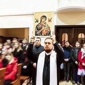 Wprowadzenie ikony Matki Bożej Nieustającej Pomocy przed nabożeństwem maryjnym w kościele akademickim.