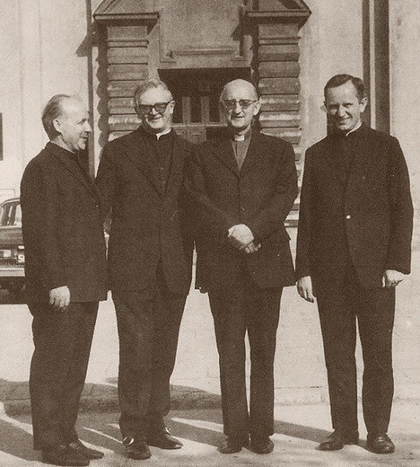 Fotoreprodukcja z książki pt. „Człowiek wiary konsekwentnej” o słudze Bożym ks. Blachnickim. Na zdjęciu z Lublina śląscy kapłani (od lewej): ks. Stanisław Szymecki, ks. Romuald Rak, ks. Franciszek Blachnicki, ks. Damian Zimoń.  Koniec lat 60. XX w.