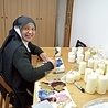 Mniszki żyją z pracy własnych rąk. Siostra Judyta zajmuje się zdobieniem świec.