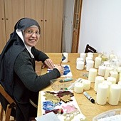 Mniszki żyją z pracy własnych rąk. Siostra Judyta zajmuje się zdobieniem świec.