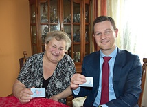 Wójt Marcin Ratułowski wręczył KDR m.in. Bogusławie Bobrowskiej, emerytowanej dyrektor szkoły w Czarnym Dunajcu.