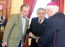 Pierwszy egzemplarz książki otrzymał bp Ignacy Dec.