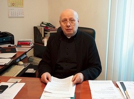 Ks. dr Marek Korgul wizytuje szkoły i wspomaga pedagogów w ich pracy.