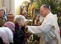 Uczestnicy Eucharystii ucałowali relikwie św. Pawła Pustelnika, które zakonnicy otrzymali od egipskich chrześcijan wyznania koptyjskiego.