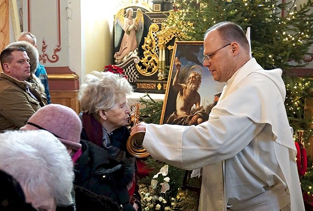 Uczestnicy Eucharystii ucałowali relikwie św. Pawła Pustelnika, które zakonnicy otrzymali od egipskich chrześcijan wyznania koptyjskiego.