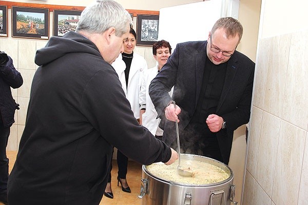 Księża dyrektorzy podali gościom pierwsze porcje jarzynowej.