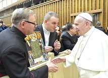 ▲	Ks. prał. Władysław Pasiut przekazuje Ojcu Świętemu Franciszkowi ikonę św. Stanisława.