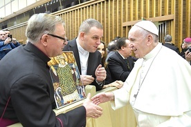 ▲	Ks. prał. Władysław Pasiut przekazuje Ojcu Świętemu Franciszkowi ikonę św. Stanisława.