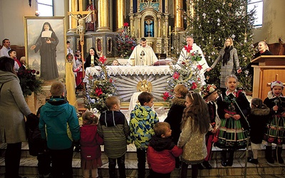 Do modlitwy „Ojcze nasz” przy ołtarzu bp Wojciech Osial zaprosił dzieci.