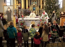 Do modlitwy „Ojcze nasz” przy ołtarzu bp Wojciech Osial zaprosił dzieci.