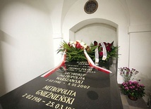 24 stycznia podziemia bazyliki archikatedralnej zostały udostępnione tym, którzy chcieli pomodlić się przy grobie prymasa.