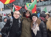 Uczestnicy szli ulicami miasta z flagami różnych państw na znak łączności z młodymi całego świata.