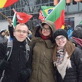Uczestnicy szli ulicami miasta z flagami różnych państw na znak łączności z młodymi całego świata.