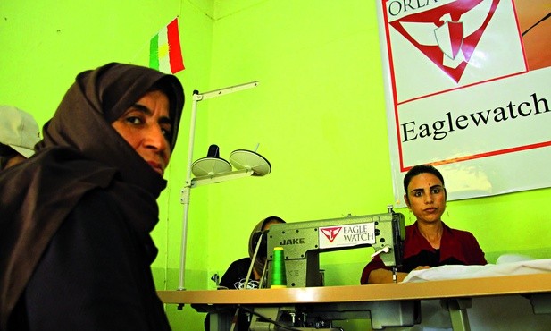 Orla Straż organizuje kursy szycia dla kobiet wyzwolonych z rąk Daesh.