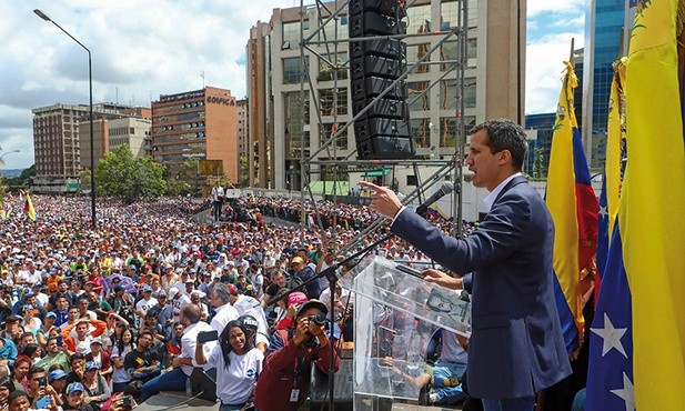 Juan Guaidó, tymczasowy prezydent Wenezueli, cieszy się poparciem obywateli, którzy domagają się ustąpienia z urzędu Nicolása Maduro.