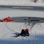 "Dej pozór co niy ujedziesz" - pokaz ratownictwa na lodzie 