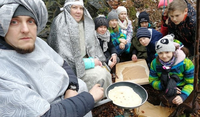 Skauci podczas biegu patrolowego na "podpłomykowym" punkcie