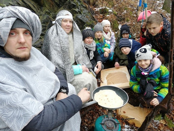 Skauci podczas biegu patrolowego na "podpłomykowym" punkcie