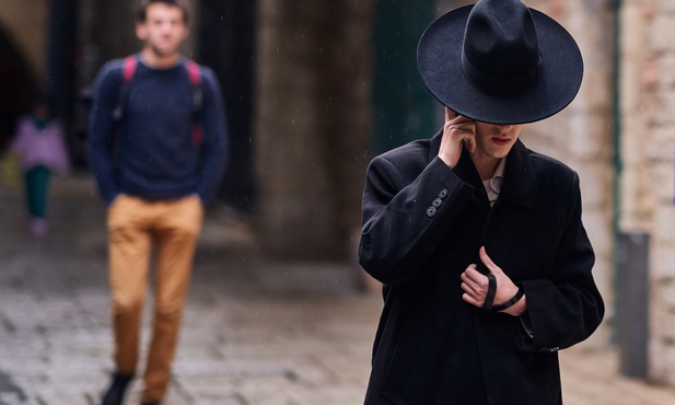 Pierwsze i najważniejsze przykazanie Boże zaczyna się od słów: „Słuchaj!”