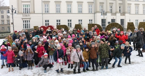 Dzieci i opiekunowie przed Urzędem Miejskim w Radomiu.