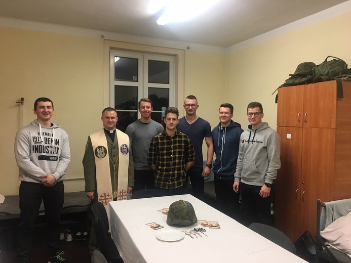 Ksiądz po kolędzie u podchorążych Akademii Wojsk Lądowych