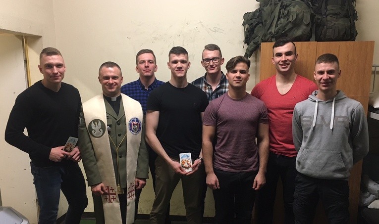 Ksiądz po kolędzie u podchorążych Akademii Wojsk Lądowych