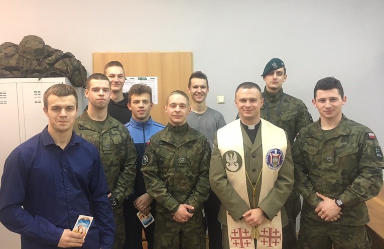 Ksiądz po kolędzie u podchorążych Akademii Wojsk Lądowych