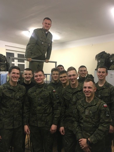 Ksiądz po kolędzie u podchorążych Akademii Wojsk Lądowych