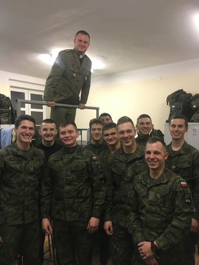 Ksiądz po kolędzie u podchorążych Akademii Wojsk Lądowych