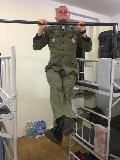 Ksiądz po kolędzie u podchorążych Akademii Wojsk Lądowych