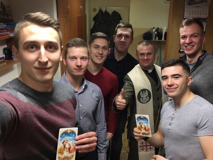 Ksiądz po kolędzie u podchorążych Akademii Wojsk Lądowych