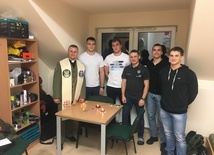 Ksiądz po kolędzie u podchorążych Akademii Wojsk Lądowych