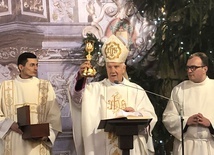 Biskup ofiarował parafii pozłacany kielich, będący repliką kielicha mszalnego z Bazyliki św. Piotra w Watykanie.