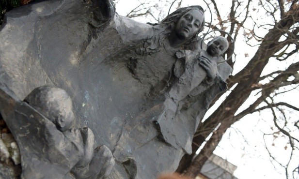Przed figurą Maryi Matki Życia, która stoi na skwerze przed kurią, w Dzień Dziecka Utraconego zapalane są znicze