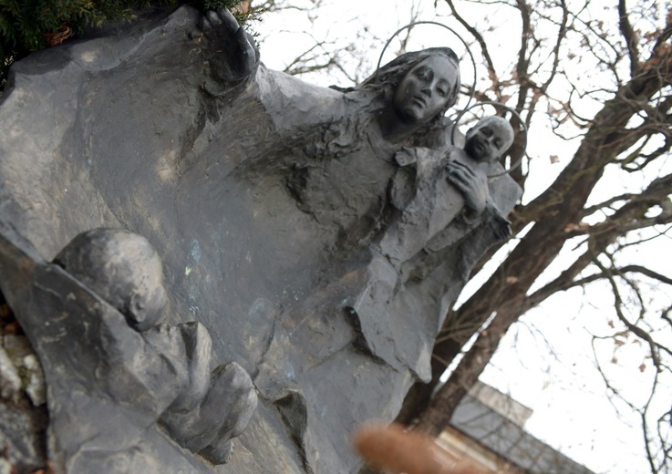 Przed figurą Maryi Matki Życia, która stoi na skwerze przed kurią, w Dzień Dziecka Utraconego zapalane są znicze
