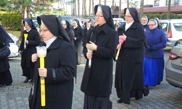 Siostry podczas procesji w bielskim Dniu Życia Konsekrowanego