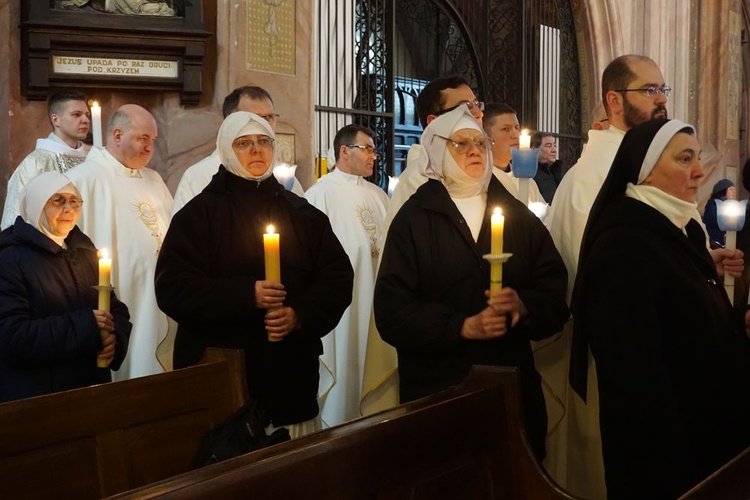 Bracia i siostry odnowili przyrzeczenia chrzcielne oraz śluby zakonne