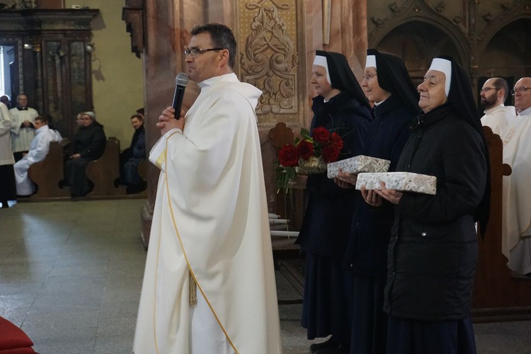 W katedrze świdnickiej 2 lutego modliły się osoby życia konsekrowanego