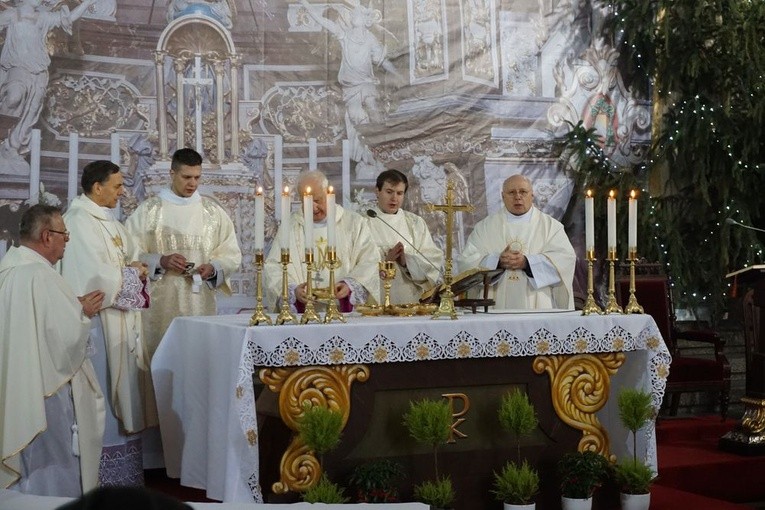 W katedrze świdnickiej 2 lutego modliły się osoby życia konsekrowanego