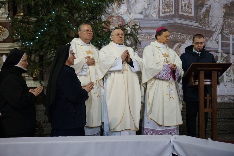 W katedrze świdnickiej 2 lutego modliły się osoby życia konsekrowanego