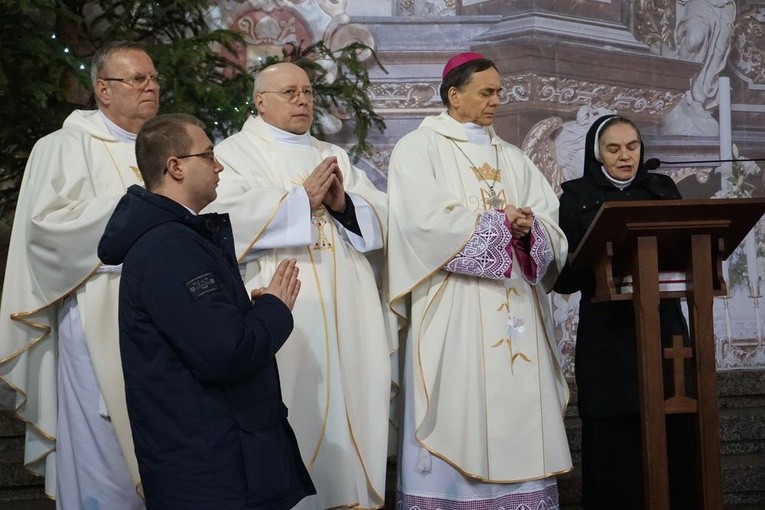 W katedrze świdnickiej 2 lutego modliły się osoby życia konsekrowanego