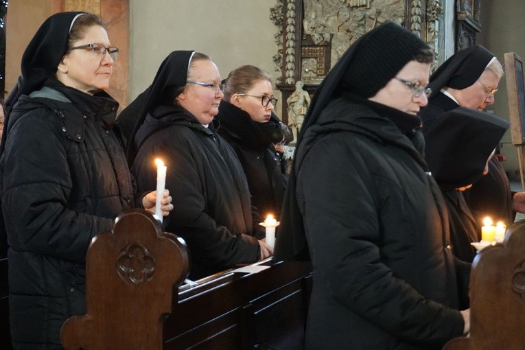 W katedrze świdnickiej 2 lutego modliły się osoby życia konsekrowanego