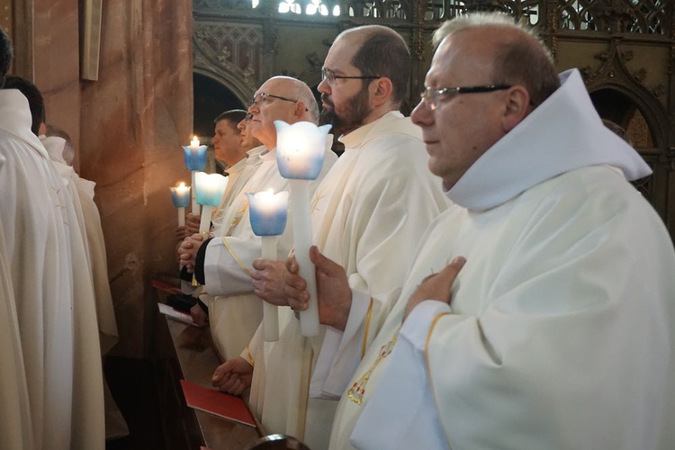 W katedrze świdnickiej 2 lutego modliły się osoby życia konsekrowanego