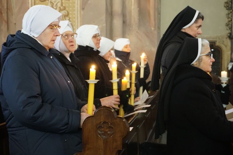 W katedrze świdnickiej 2 lutego modliły się osoby życia konsekrowanego