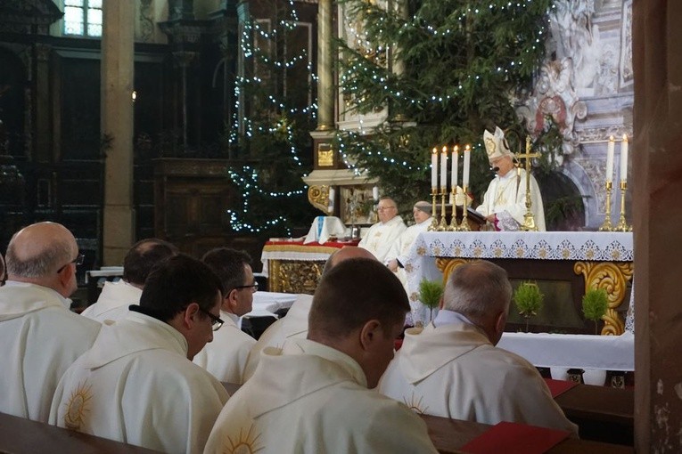 W katedrze świdnickiej 2 lutego modliły się osoby życia konsekrowanego